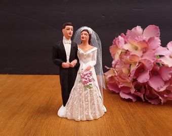 Vintage wedding cake topper - bride and groom - 1950 - wedding decor - anniversary - chalkware - tulle veil - bridal shower gift - figurine