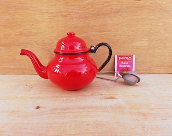 Vintage red enamel teapot - enamelware - Poland - 20 oz - graniteware - teapot with lid - Polish tea kettle - Huta Silesia