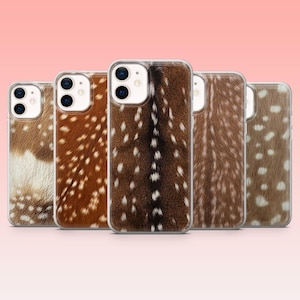 Op de afbeelding: Vijf telefoonhoesjes met een hertenvachtpatroon. De hoesjes hebben een doorzichtige rand en een verscheidenheid aan bruine en witte gespikkelde patronen. De hoesjes zijn gerangschikt op een roze achtergrond.