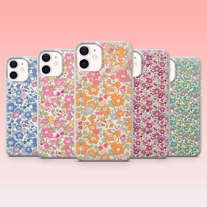 Puede incluir: Cinco fundas de teléfono con estampados florales. Las fundas presentan una variedad de diseños florales coloridos, incluyendo flores azules, rosas, naranjas y rojas. Las fundas están hechas de un material transparente y tienen un acabado brillante.