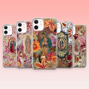 Può includere: Una collezione di cinque custodie per telefono con design vivaci e colorati. Ogni custodia presenta un collage unico di motivi floreali, immagini religiose ed elementi decorativi. Le custodie mostrano una varietà di stili artistici e palette di colori, con sfondo rosa.