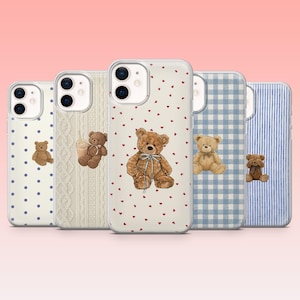 Op de afbeelding: Een verzameling van vijf telefoonhoesjes met verschillende ontwerpen. De hoesjes tonen illustraties van teddyberen, stippen, kabelbreiwerk, ruitjes en strepen. Het kleurenpalet omvat tinten bruin, wit en blauw, met rode hartaccenten op één hoesje.