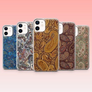 Op de afbeelding: Vijf telefoonhoesjes met paisley patronen in verschillende kleuren, waaronder blauw, wit, goud, bruin en groen. De hoesjes hebben een transparante rand en een glanzende afwerking, die de ingewikkelde ontwerpen benadrukt. Voor smartphones.