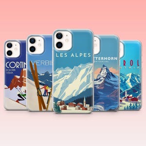Può includere: Una collezione di cinque custodie per telefono con design di poster di viaggio vintage. Ogni custodia presenta una scena alpina diversa con testi come "LES ALPES" e "VERBIER". Le custodie hanno un bordo trasparente e una finitura lucida.