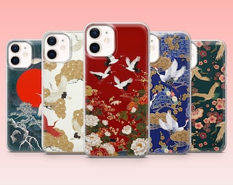 Peut inclure: Plusieurs coques de téléphone avec des motifs d'inspiration japonaise. Les coques présentent des illustrations de grues, de fleurs et de paysages dans des couleurs variées, notamment le rouge, le bleu, l'or et le vert. Conçues pour smartphone.