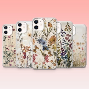 Puede incluir: Cinco fundas para teléfono con diseños florales. Cada funda presenta una disposición diferente de flores, mariposas y follaje en varios colores, incluyendo rosa, azul y amarillo, sobre un fondo crema. Las fundas son de plástico transparente.
