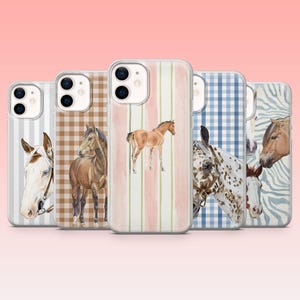 Può includere: Una collezione di custodie per telefono con illustrazioni di cavalli ad acquerello. Le custodie presentano varie razze e motivi di cavalli, tra cui strisce, quadretti e stampa zebrata. Ogni custodia ha un design trasparente e protettivo.