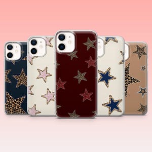 Op de afbeelding: Een verzameling van vijf telefoonhoesjes met sterpatronen. De hoesjes hebben verschillende kleuren, waaronder marineblauw, crème, bordeauxrood en bruin. De sterontwerpen bevatten luipaardprint, glitter en effen kleuren.