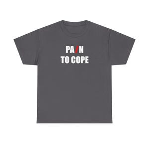 Pode incluir: Camiseta cinza escuro com as palavras "PAIN TO COPE" em letras brancas. A letra "N" é dividida por uma linha vermelha vertical. A camiseta é de gola redonda.