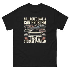 Puede incluir: Camiseta negra con un gráfico de coches clásicos en varios colores. El texto de la camiseta dice: «NO, NO TENGO UN PROBLEMA CON EL COCHE, TENGO UN PROBLEMA DE ALMACENAMIENTO».