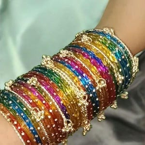 Peut inclure: Une tasse en céramique blanche avec une anse noire et l'inscription "But First, Coffee" en gras noir. La tasse contient un liquide foncé, probablement du café, et repose sur une surface claire.