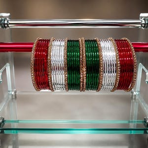 Set di bracciali indiani tricolore con bordo in pietra, gioielli da sposa/festa rossi, bianchi e verdi