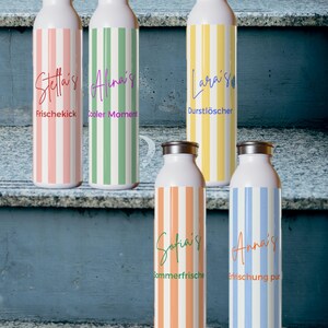 May include: Five cylindrical metal water bottles with silver caps, each featuring vertical stripes in pastel colors. The bottles are personalized with names and phrases including Stella's Frischekick, Alina's Cooler Moment, Lara's Durstl&ouml;scher, Sofia's Sommerfrische, and Anna's Erfrischung pur.