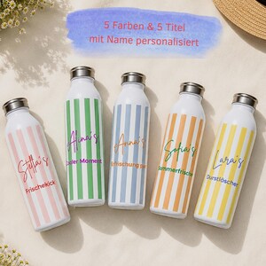 May include: Five white metal water bottles with vertical stripes in pink, green, blue, orange, and yellow. Each bottle features a silver cap and is personalized with a name and a German phrase. The text 5 Farben & 5 Titel mit Name personalisiert appears above.