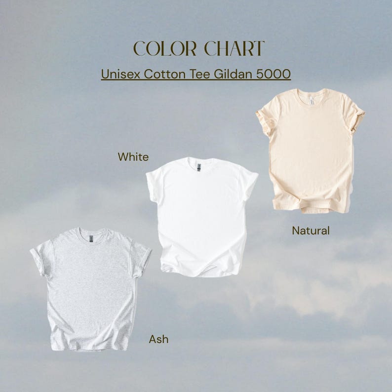 Puede incluir: Carta de colores con tres camisetas unisex Gildan 5000 de algod&oacute;n en blanco, ceniza y natural. La imagen muestra las camisetas con las mangas enrolladas sobre un fondo nublado. El texto "COLOR CHART" est&aacute; en la parte superior.