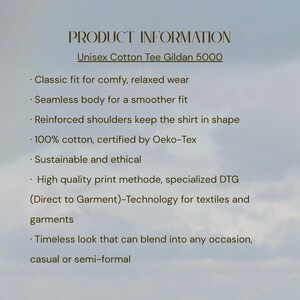 Puede incluir: Texto sobre un fondo claro que dice "INFORMACI&Oacute;N DEL PRODUCTO" y "Unisex Cotton Tee Gildan 5000". Vi&ntilde;etas describen caracter&iacute;sticas como ajuste cl&aacute;sico, cuerpo sin costuras, hombros reforzados, 100% algod&oacute;n, sostenible y m&eacute;todo de impresi&oacute;n de alta calidad.