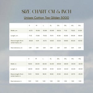 Puede incluir: Tabla de tallas para una camiseta unisex de algod&oacute;n Gildan 5000, que muestra medidas en cent&iacute;metros y pulgadas. La tabla incluye ancho, largo y largo de manga para tallas S a 5XL, con informaci&oacute;n de tolerancia.