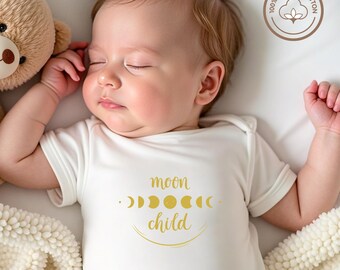 Baby Strampler aus Bio Baumwolle, Moon Child Design | Organic Baby Body Suit | GOTS zertifizierte Baumwolle | Geschenk zu Geburt und Taufe