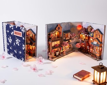 DIY Japanische Buchecke Kit | Fantasy Bücherregal Einsatz inspiriert von Japan mit Miniatur LED-beleuchteten Häusern & charmantem Kirschblüten Dekor