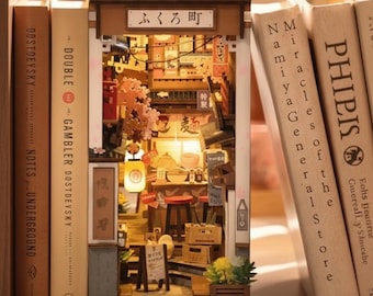 Japanse boekenkastset – Sakura Wine Alley | DIY-boekenplankinzet, miniatuurpoppenhuispakket en op Japan geïnspireerd dioramacadeau