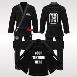 Puede incluir: Uniforme negro de artes marciales con ribetes blancos y cinturón rojo. El uniforme incluye el texto "YOUR NAME HERE", "YOUR LOGO HERE" y "YOUR TEXTURE HERE". El uniforme se muestra desde múltiples ángulos.