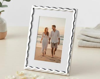 Moderner silberfarbener Fotorahmen 13 x 18 cm, gewellter Rand