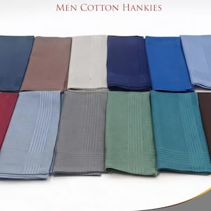 Peut inclure: Collection de mouchoirs en coton de différentes couleurs, dont bleu marine, marron et vert. Chaque mouchoir présente un motif rayé et est plié. Le texte "MEN COTTON HANKIES" est visible.