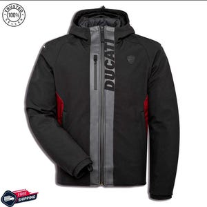 Peut inclure: Veste à capuche noire avec une bande grise centrale et le mot "DUCATI" imprimé verticalement. La veste présente des accents rouges sur les côtés et un petit logo sur la poitrine. Une fermeture éclair parcourt le devant.