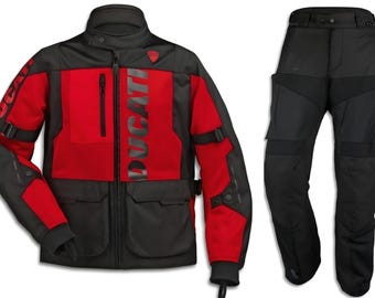 Tuta da moto Ducati: giacca e pantaloni in tessuto, impermeabili, ideali per il turismo.