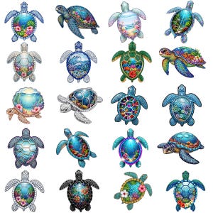 以下が含まれることがあります： 16匹のカラフルなウミガメのイラスト。各カメは、花、海のシーン、抽象的なパターンなど、ユニークな甲羅のデザインが特徴です。色は、青、緑、銀など様々で、複雑なディテールが施されています。