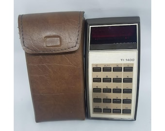 Vintage Texas Instruments TI-1400 kalkylator i brunt fodral 1277 LTA