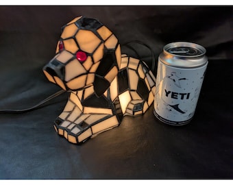 Lampada da notte a forma di cane in vetro colorato, stile Tiffany, colore bianco e nero, funzionante.