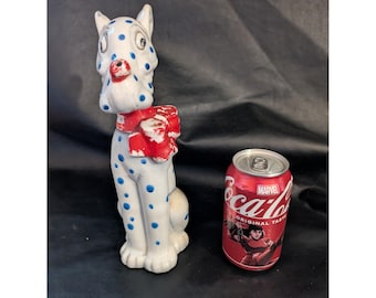 Figura de decantador de cerámica con perro azul moteado y tapón de lazo rojo de 8,5 pulgadas.