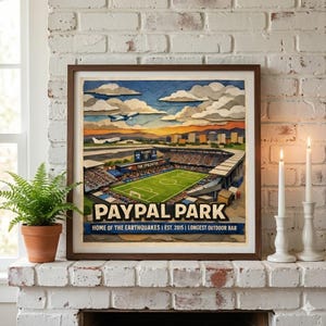 Puede incluir: Una impresión artística enmarcada de PayPal Park, sede de los Earthquakes, con una escena del estadio bajo un cielo al atardecer. La impresión incluye el texto "PAYPAL PARK" y "HOME OF THE EARTHQUAKES | EST. 2015 | LONGEST OUTDOOR BAR".