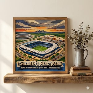 Puede incluir: Impresión artística enmarcada del Children's Mercy Park, sede del Sporting KC. La obra representa el estadio con un campo verde, asientos azules y aparcamientos. El cielo presenta una puesta de sol y nubes. El texto dice "Children's Mercy Park".