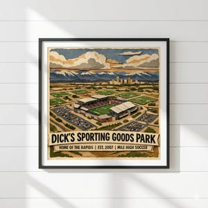 Puede incluir: Impresión artística enmarcada del Dick's Sporting Goods Park, sede de los Rapids, con una estética vintage. La obra de arte representa el estadio, los campos circundantes y una cordillera al fondo. El texto dice "DICK'S SPORTING GOODS PARK".
