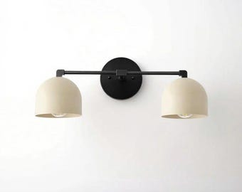 Mid-Century Modern Messing-Waschtischleuchte mit mattweißen Kuppelschirmen - Badezimmerleuchte