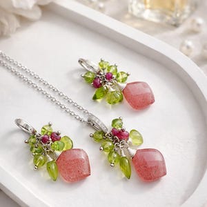 Aardbeikwarts oorbellen en hanger set, peridot en robijn sieraden, edelsteen cluster oorbellen, handgemaakte zilveren sieraden set cadeau voor haar