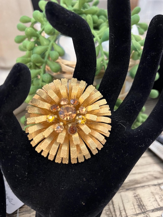 Vintage matte gold brooch