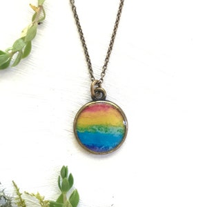 Collana con dipinto arcobaleno: finitura in ossido di ottone, produzione americana