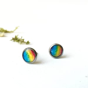 Rainbow Stud Pendientes, Mes del Orgullo, LGBT Handmade Watercolor Rainbow Posts, Stainless Steel Hypoallergenic Studs