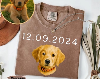 Może przedstawiać: Brązowy t-shirt w kolorze espresso z grafiką szczeniaka golden retrievera i datą 12.09.2024 w kolorze białym. Koszulka zawiera mały okrągły obrazek szczeniaka i metkę Comfort Colors. Widoczny jest również srebrny naszyjnik z wisiorkiem.