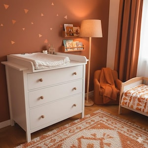 Peut inclure: Une tasse en céramique blanche avec une anse noire et le texte "But First, Coffee" dans un style manuscrit. La tasse est sur une surface blanche. La tasse mesure environ 10 cm de haut.