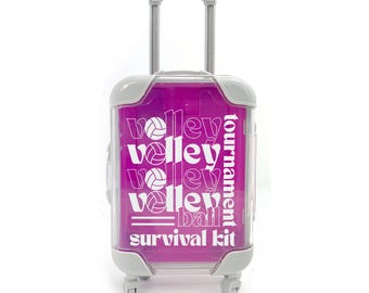 Puede incluir: Una maleta rosa y blanca con el texto "Volleyball Tournament Survival Kit" impreso en ella. La maleta tiene un asa y ruedas.