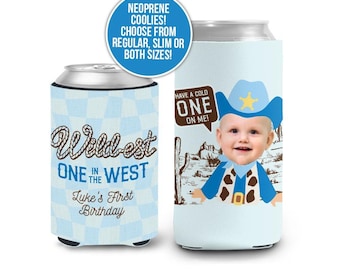 Puede incluir: Dos enfriadores de latas de neopreno. Uno es azul claro con un patrón de cuadros y el texto "Wildest One in the West" y "Luke's First Birthday". El otro tiene un bebé con un sombrero de vaquero y el texto "Have a cold one on me!"