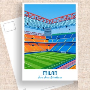 Könnte beinhalten: Eine Postkarte mit einer stilisierten Illustration des San Siro Stadions in Mailand. Das Stadion hat orange und blaue Sitzplätze, einen grünen Rasen und einen blauen Himmel. Die Worte "MILAN" und "San Siro Stadium" sind auf der Postkarte aufgedruckt.