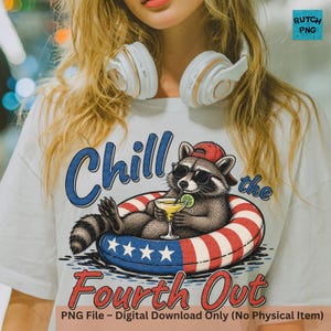 Op de afbeelding: Wit T-shirt met een afbeelding van een wasbeer met zonnebril en rode pet, ontspannen op een patriottische vlot met een cocktail. De tekst luidt "Chill the Fourth Out".