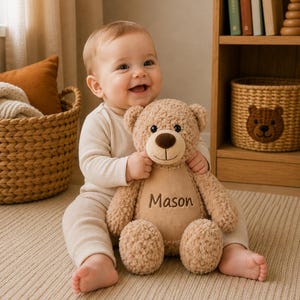 Personalisierter Teddybär mit Namen – Kuscheltier Mason 42 cm – besticktes Babygeschenk