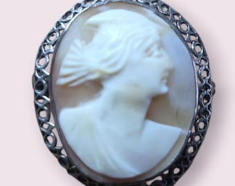 Pendentif camée en nacre de la Vierge à l'Enfant. Allemand