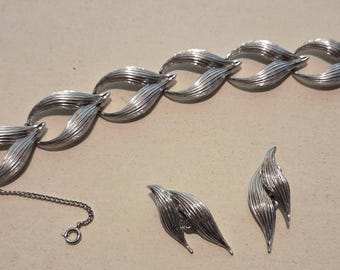 Pendientes y pulsera de clip con forma de hoja en tono plateado de Schiaparelli